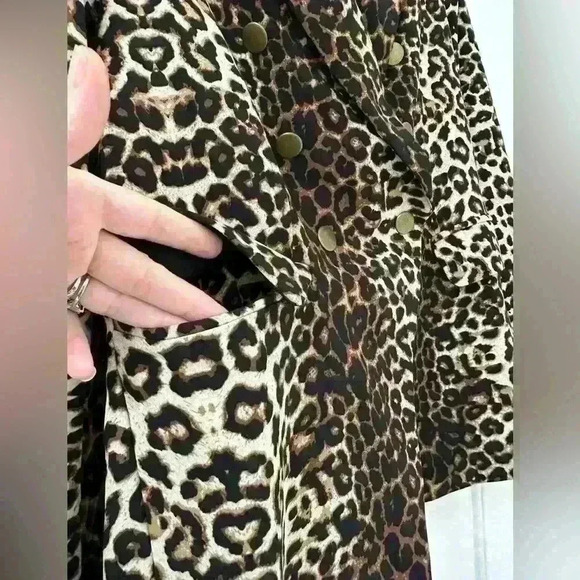 Carolina Belle leopard print blazer with shoulder pads‎ and brass colored button - Picture 3 of 8